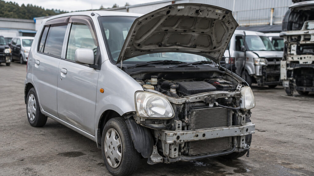 カーネクスト買取のイメージに使える、フロント部分が損傷した壊れた軽自動車の写真